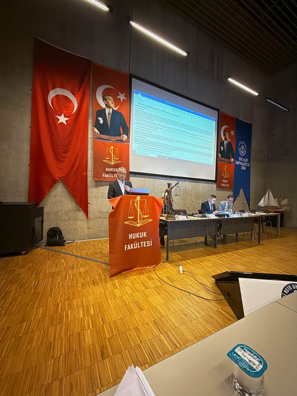 DENİZCİLİK SEKTÖRÜNDE HUKUKİ SORUNLAR PİRİ REİS ÜNİVERSİTESİ'NDE MASAYA YATIRILDI