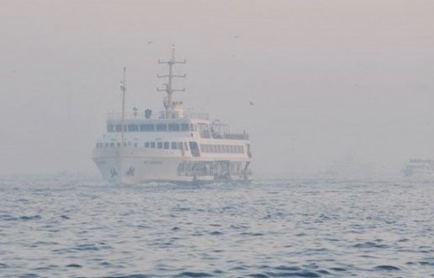 İstanbul Boğazı'nda sabah saatlerinde etkili olan sis deniz ulaşımını etkiliyor
