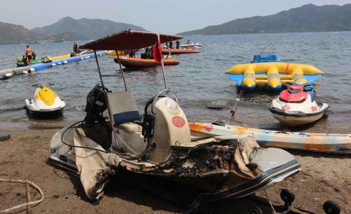 Su sporları merkezi ateşe verildi, turistler cep telefonlarına sarıldı