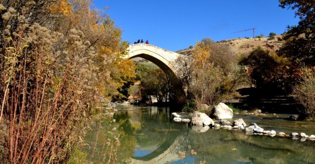 Mimarisiyle Mostar Köprüsü’ne benzetilen Tağar Köprüsün’de sonbahar şölen