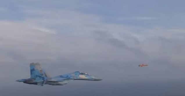 Ukrayna’nın fırlattığı seyir füzesi ile SU-27 savaş uçakları yan yana uçtu