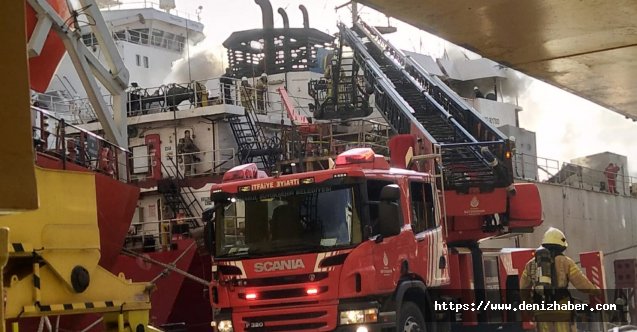 Tuzla’da tersanede bir gemide yangın çıktı. Olay yerine çok sayıda itfaiye ekibi sevk edildi.