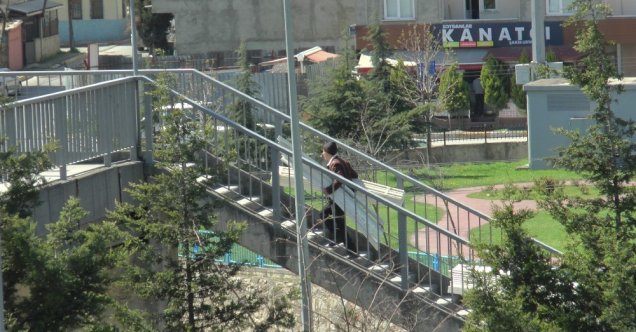 Kocaeli ile İstanbul’u birbirine bağlayan üst geçit tel örgü ile kapatıldı