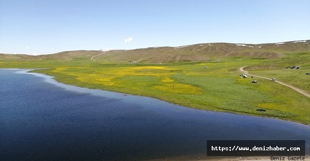 Yeşilin, mavinin ve sarının buluştuğu Keşiş Gölü hayran bırakıyor