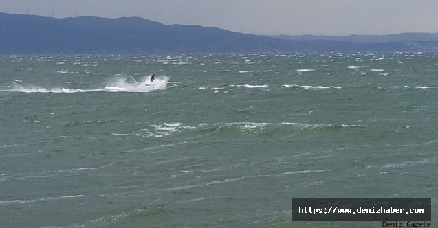 Gemileri bile sürükleyen fırtınada jet ski ile dalgalara meydan okudu!