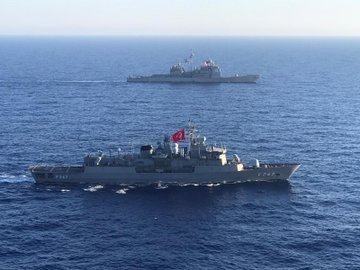MSB: "Akdeniz Kalkanı Harekâtı’nda görevli Türk bayraklı TCG Kemalreis ile ABD bayraklı Eisenhower uçak gemisi tarafından  28 Temmuz tarihinde Orta ve Doğu Akdeniz’de deniz eğitimleri icra edildi."