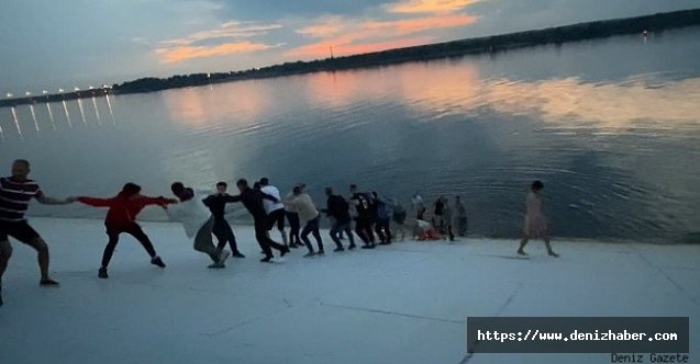 Rusya'da gölde boğulmak üzere olan iki kişi, insan zinciriyle kurtarıldı!