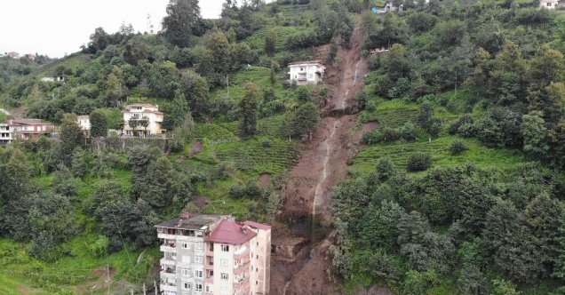 Rize’de şiddetli yağışın ardından dün gece tahliye edilen 2 bina havadan görüntülendi