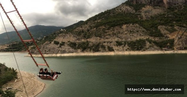 Borçka Baraj Gölü kıyısındaki dev salıncak adrenalin tutkunlarının ilgi odağı oldu