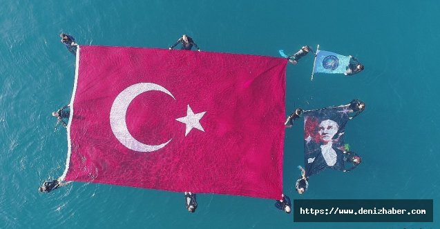 Antalya'da öğrenciler Ata'yı denizde açtıkları 54 metrekarelik bayrakla andı!