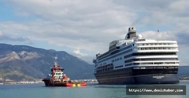 Eski Holland America Line yolcu gemisi Korint'te karaya oturdu!
