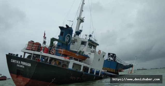 Gübre yüklü kargo gemisi Gresik'te battı: Mürettebat tahliye edildi!