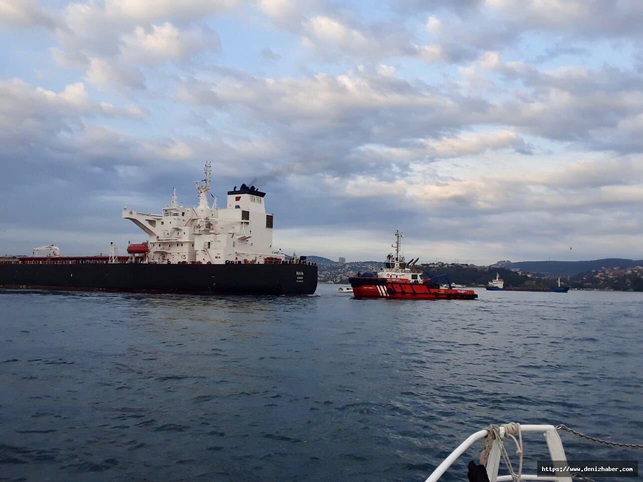 Boğazda arıza yapan RAVA adlı tanker, Ahırkapı Demiryeri'ne götürülüyor.