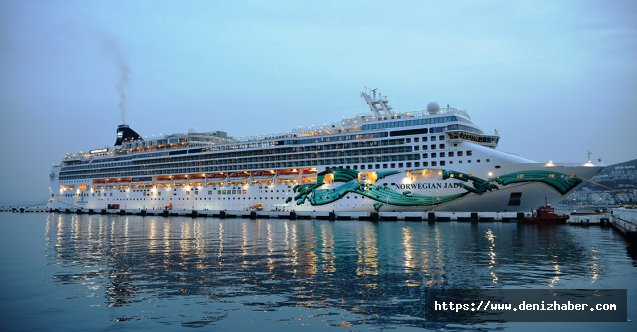 İki kruvaziyer gemi ile Kuşadası'na bin 114 turist geldi