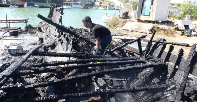 Bakım için karaya çekilen tekne alev alev yandı, o anlar güvenlik kamerasına yansıdı