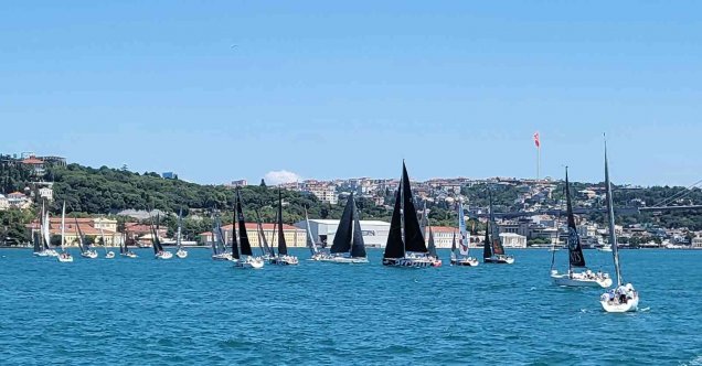 İstanbul Boğazı’nda 25. kez düzenlenen yat yarışları renkli görüntülere sahne oldu