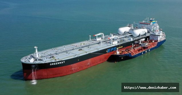 Malezya açıklarında LNG ile çalışan suezmax tankere, yakıt ikmal operasyonu
