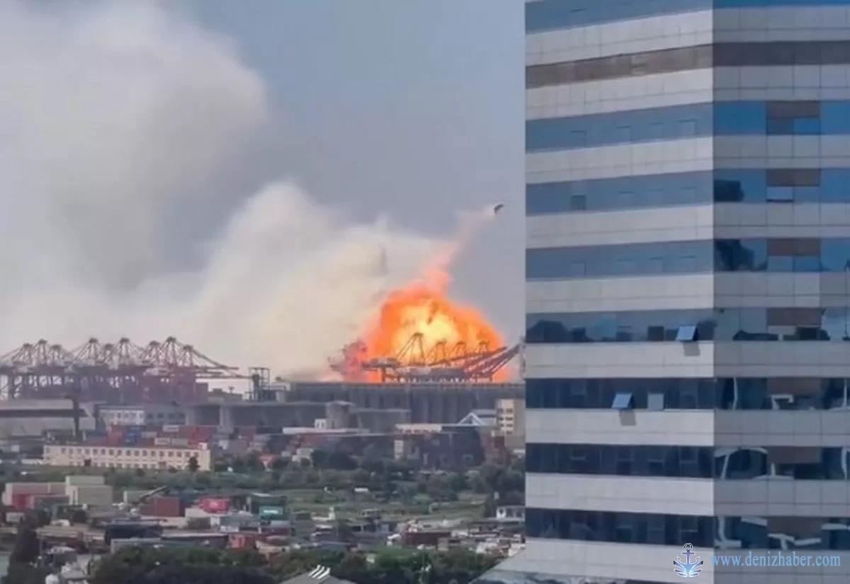 Çin limanına yanaşmak üzere olan gemide patlama (video)
