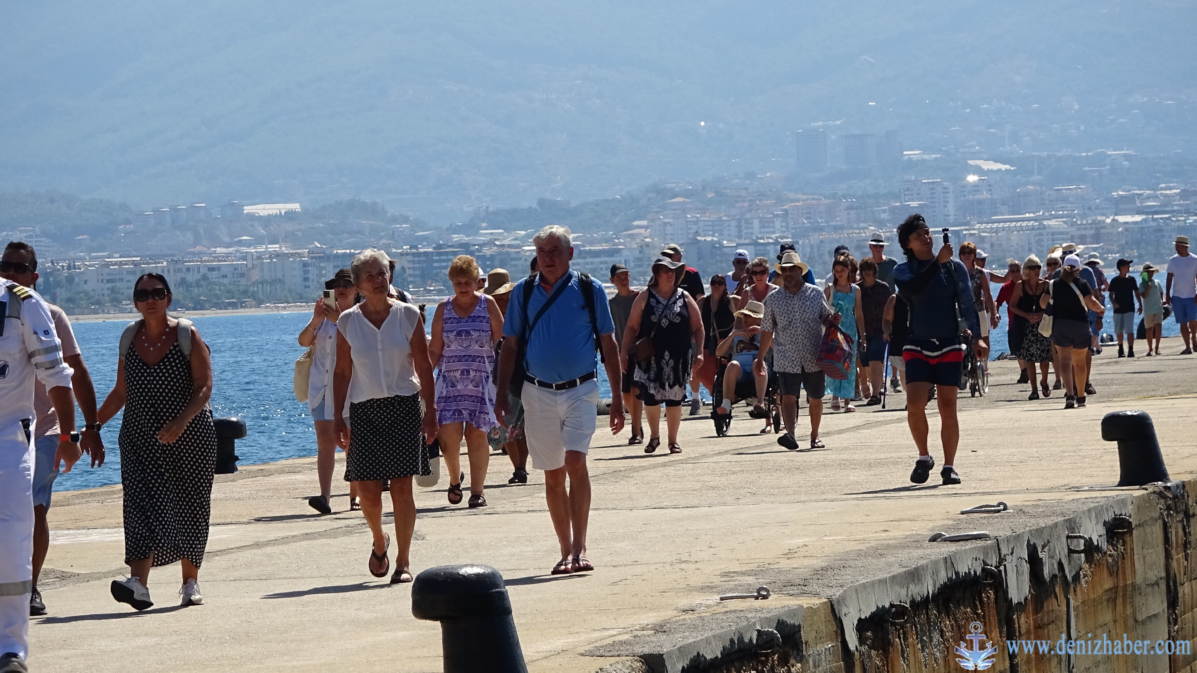 Alanya’ya turistler denizden geldi