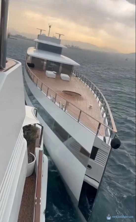 İtalya’nın Napoli kenti açıklarında iki süper yat çarpıştı