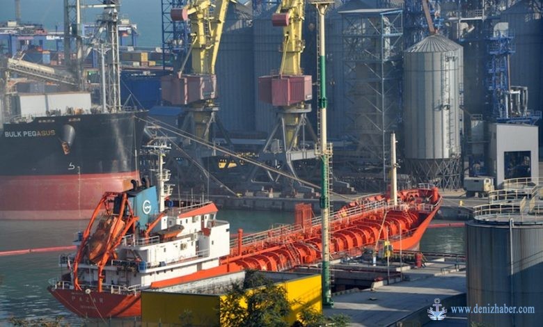 Odesa limanında bir gemiye füze isabet etti