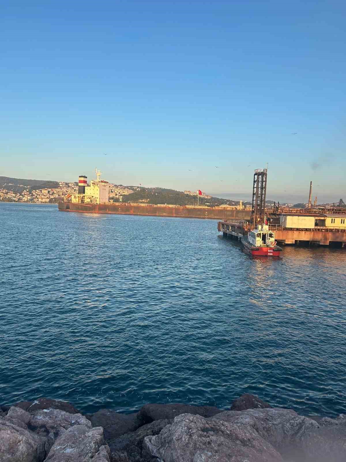Ereğli limanında karaya oturan yük gemisi yüzdürüldü