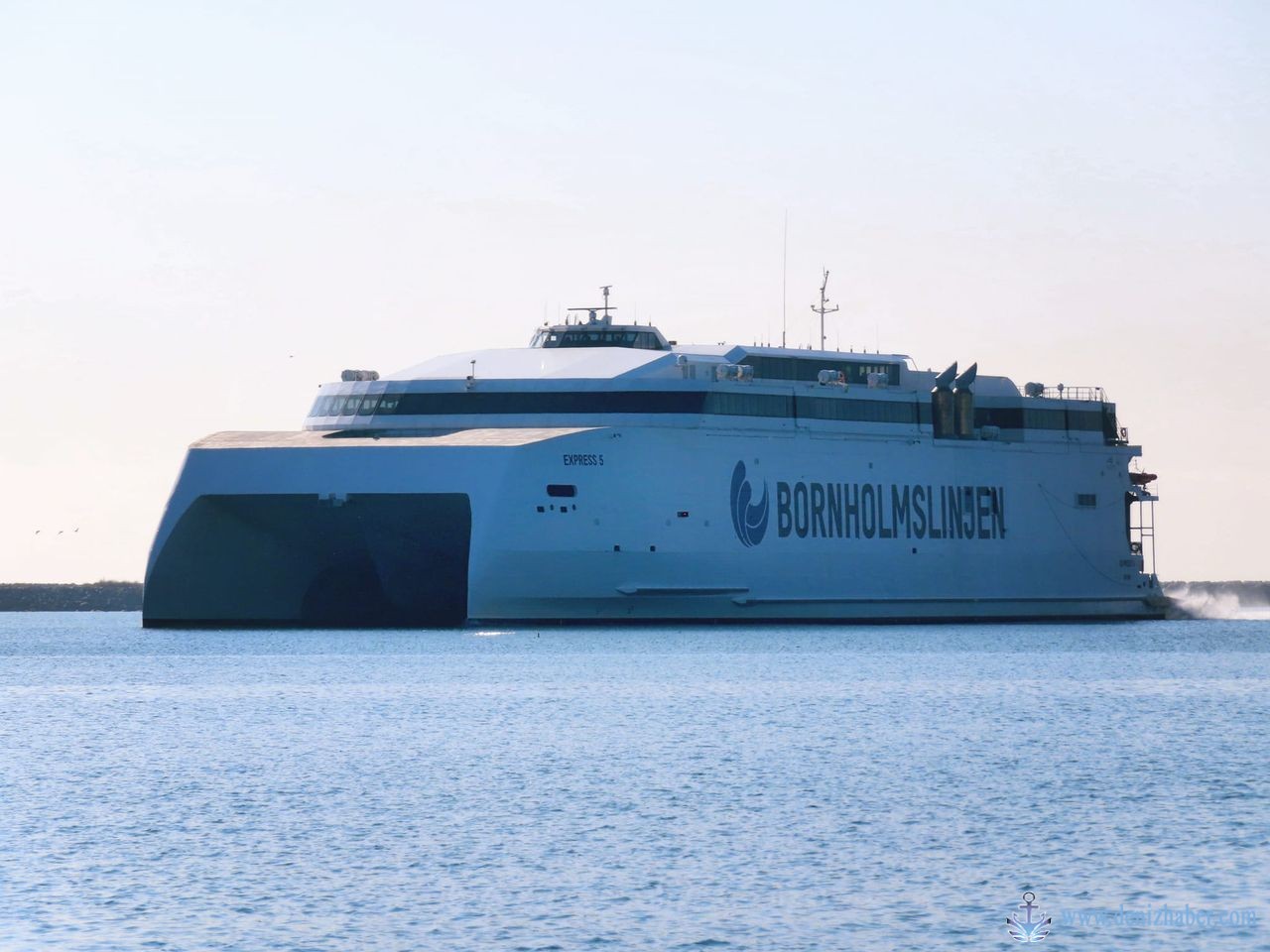 Dünyanın En Büyük Hızlı Feribotu Bornholm'daki Dalgakırana Çarptı