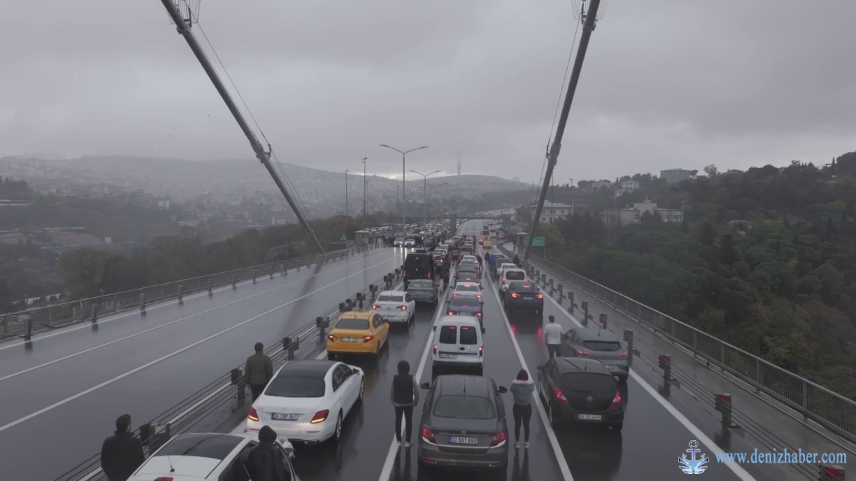 İstanbul Boğazı’nda Ata’ya saygı duruşu