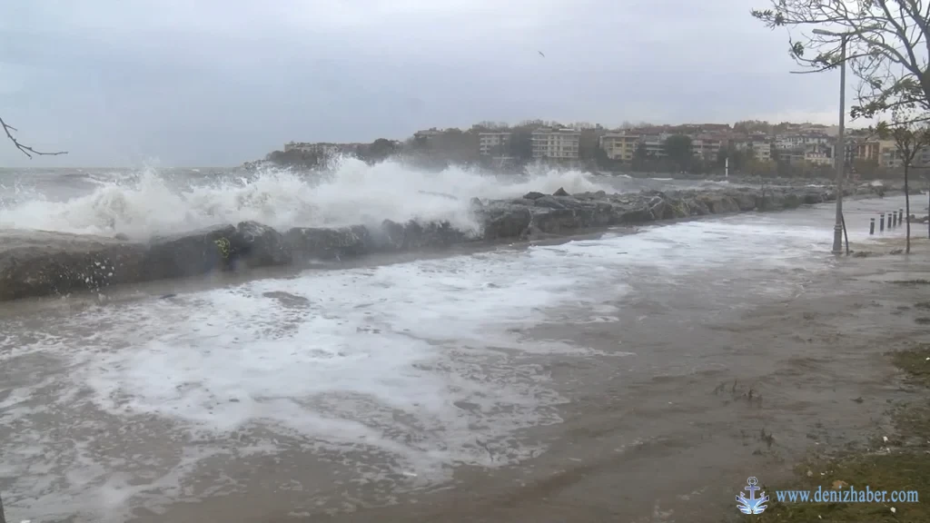 Kadıköy’de dev dalgalar sahile taştı