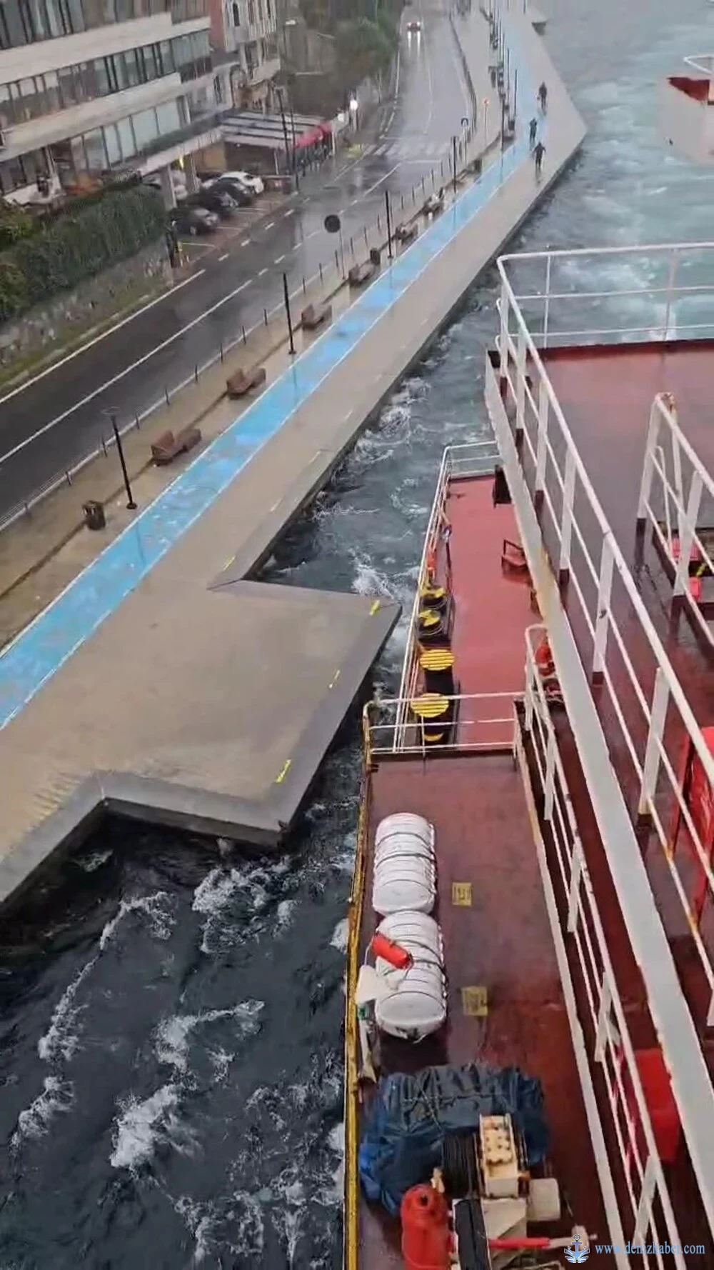 Sürüklenen gemi kıyıya çarpmaktan son anda kurtuldu