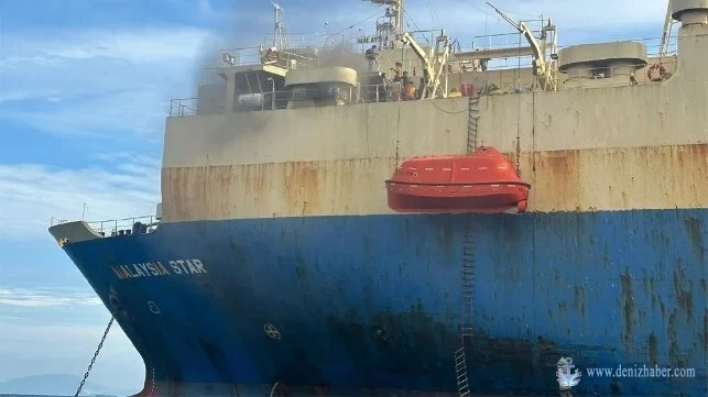 Malezya, Yanan Araç Taşıyıcısından Mürettebatı Tahliye Etti
