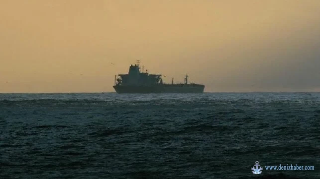 Yunanistan Açıklarında  Petrol Yüklü Tanker Kargo Gemisiyle Çarpıştı