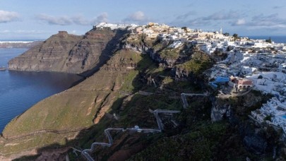 Yunanistan, Santorini’ye askerî gemi yolladı!