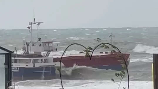 Kilyos açıklarında gemi dev dalgalarla sürüklendi!