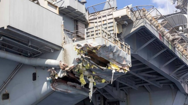 Fotoğraf, USS Harry S. Truman'ın Çarpışma Sonrası Hasarını Gösteriyor