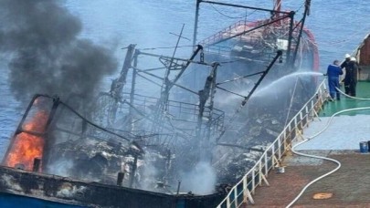 Bulgar  Gemisi Hint Okyanusu'nda Yanan Tekneden 34 Balıkçıyı Kurtardı