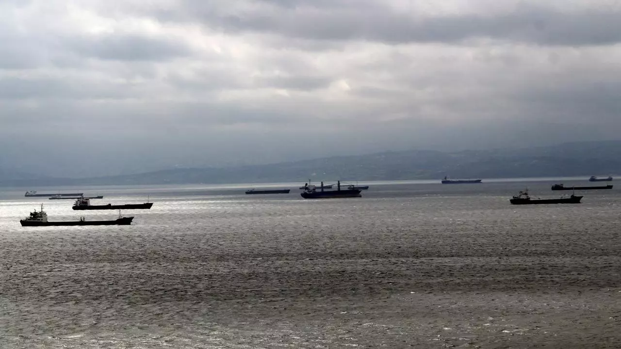 Karadenizde fırtına; Gemiler Sinop açıklarına demirledi!
