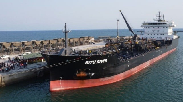 Gine körfezinde bitüm tankerine korsan saldırısı oldu.