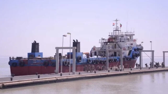 Irak Donanması, Basra açıklarında kaçak yakıt gemisi yakaladı