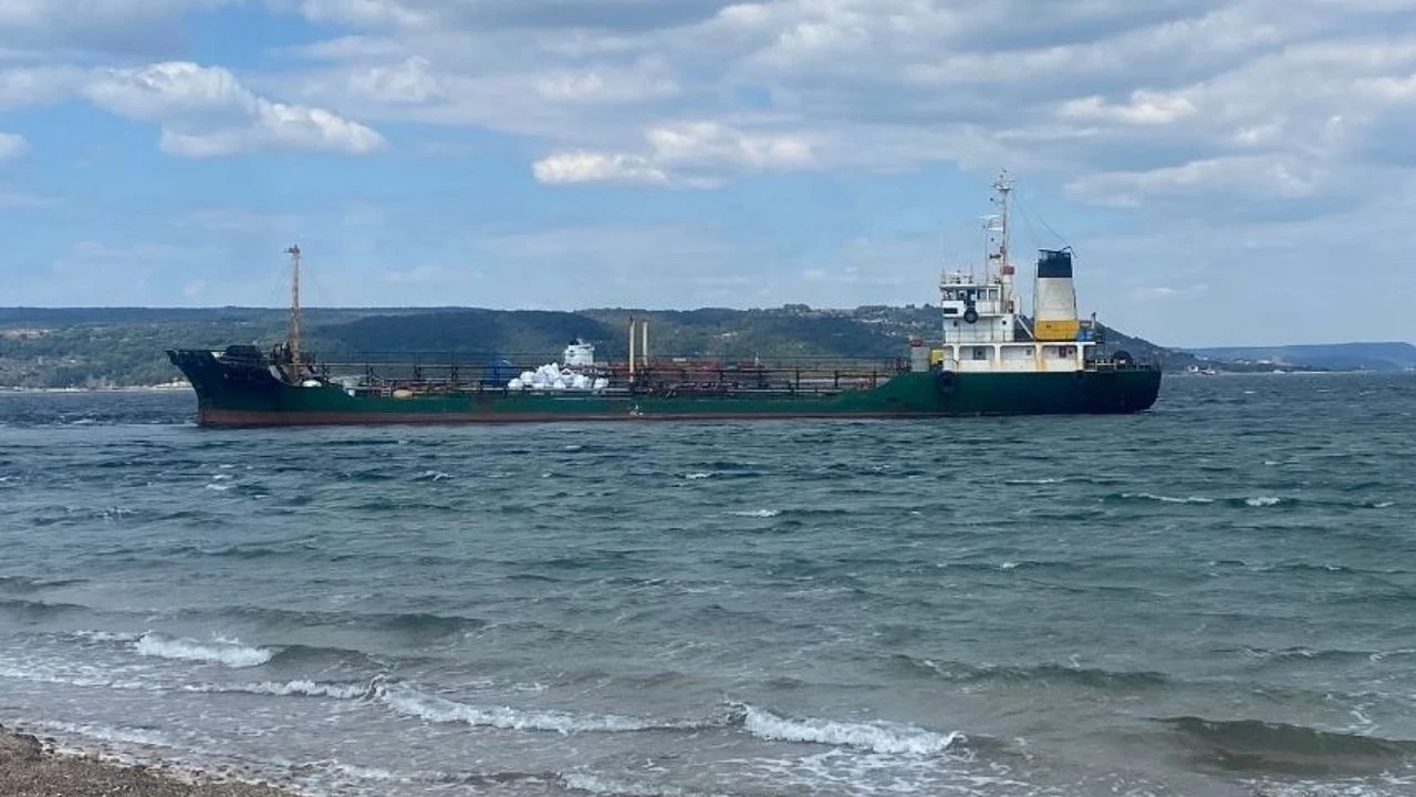 Atık taşıyan gemi karaya oturdu!