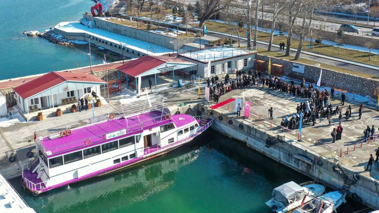 Van'da Kayyım, Kadın Kütüphanesini Protokol Gemisi Yaptı