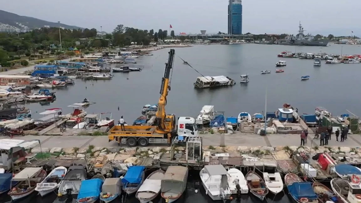 İzmir’de Atıl Deniz Araçlarına Temizlik Operasyonu