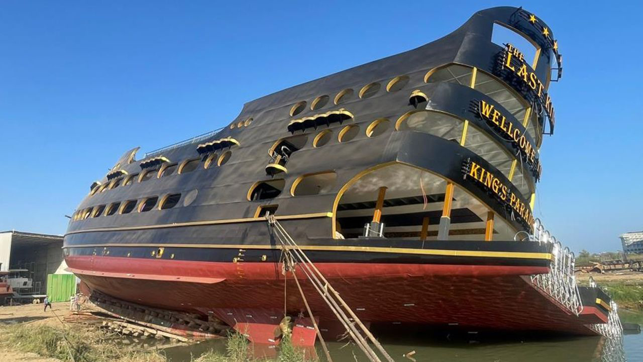 Alanya’da 300 Milyon TL’lik Turistik Tekne  Suya İndirildi