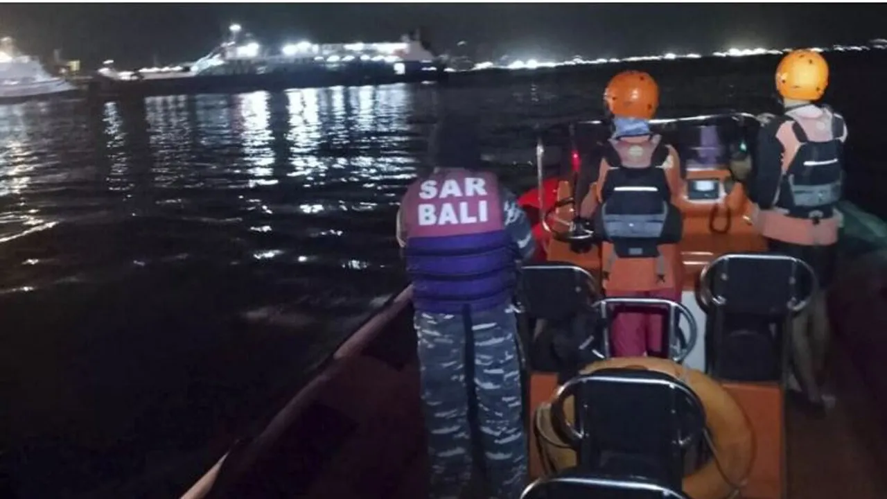 Endonezya'nın Bali Adası açıklarında Feribot Battı!