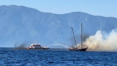 Turistlerin bulunduğu tekne yanarak battı