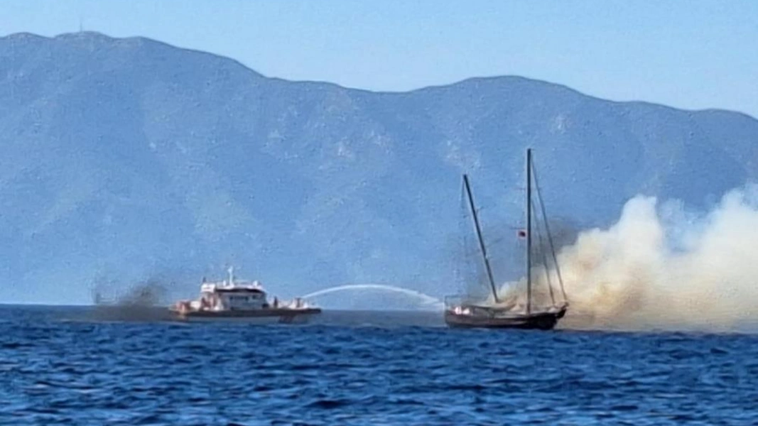 Turistlerin bulunduğu tekne yanarak battı
