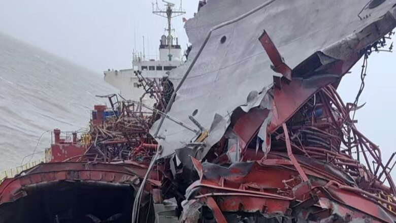 Metanol Taşıyan Tankerde Patlama: 21 Mürettebat Kurtarıldı