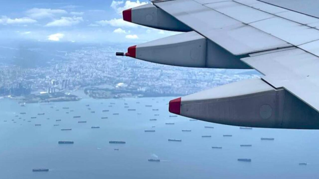 Singapur Açıklarında Feribot ile Tanker Çarpıştı!