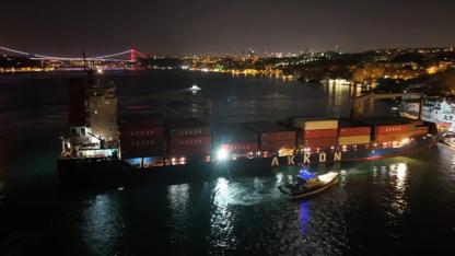 İstanbul Boğazı'nda gemi arızası. Yalıya çarpmaya metreler kalmıştı