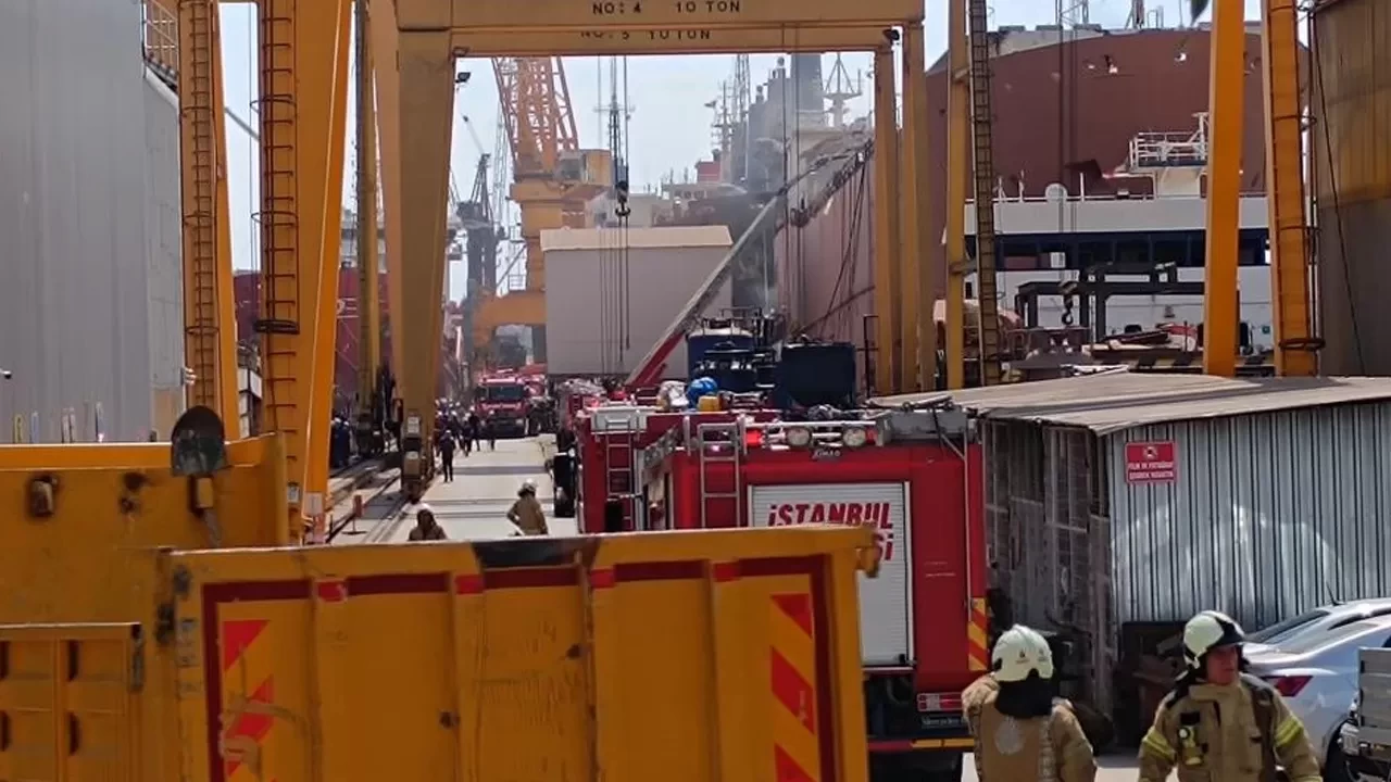 Massive Fire Erupts at Tuzla Shipyard, Emergency Teams